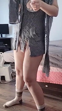 Sexy Máma Tančí Nahá Kolem Domu. Sexy Brunetka Cvičí Doma Nahá.