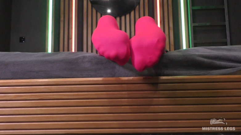 Mistress Legs: Moje sexy nohy škádlí v neprůhlhlých růžových punčochách