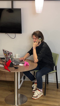 Sürtük sekreter gözlüğüne sperm aldı ve ofis katının her yerine fışkırtıyor