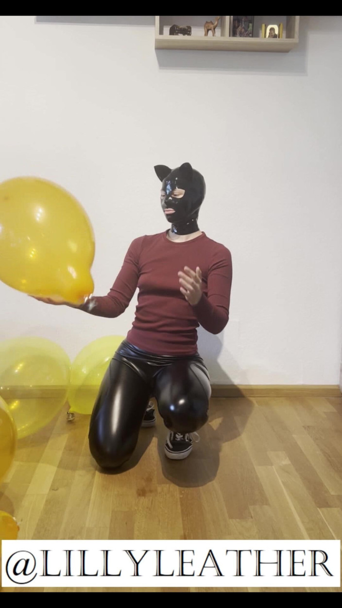 LillyLeather: Looner Girl pops out 4 balões em roupa fofa e máscara...