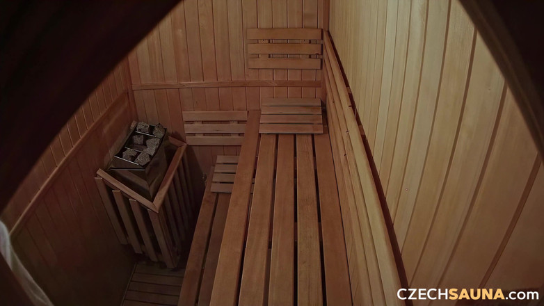 Czech Sauna: 체코 사우나 18: 사우나에서 통통한 창녀의 젖탱이를 흔들다