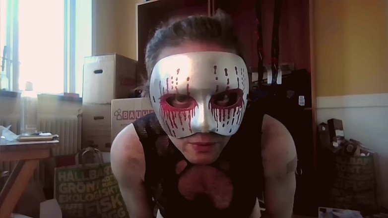 Oznob Oznofla: Sissyboy muestra su colección de juguetes sexuales