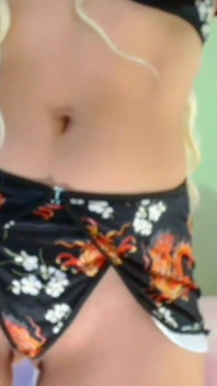 Fată frumoasă, slabă, cu un fund mare și sexy, care se dă în vedere