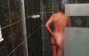 Swingers amateur: Sleduji svou macechu, jak masturbuje při čištění sprchy. Chtěla bych ho...