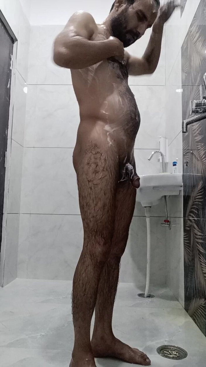 Rajasthani-old-lover: Hintli desi adam duş ve mastürbasyon yapmanın tadını çıkarıyor