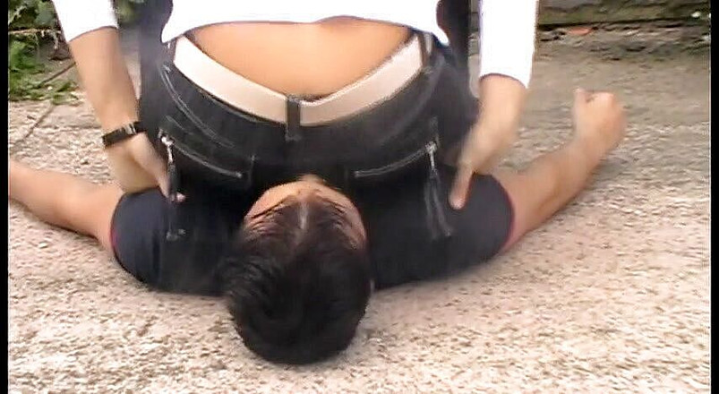 Femdom Austria: Melady sitzt draußen auf Richies gesicht