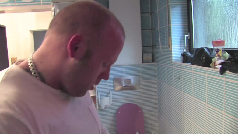 MILF stars: Bystig blond MILF plogas i badrummet