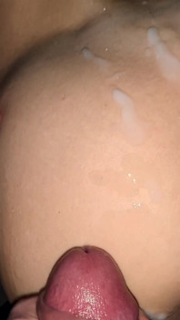Heißer POV-couch-fick für teen mit erstaunlichem arsch