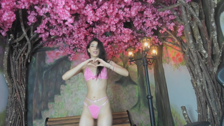 Adhara Hamilton: Tanzender Sex, Nackt