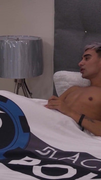 Nadržená latinoamerická doktorka šuká svou blonďatou pacientku Twink