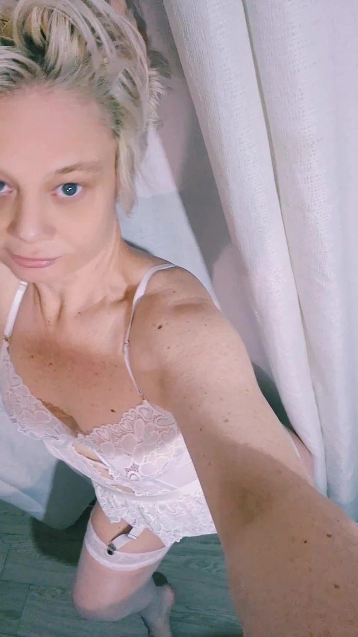 Sofy13: En lingerie blanche et sexy