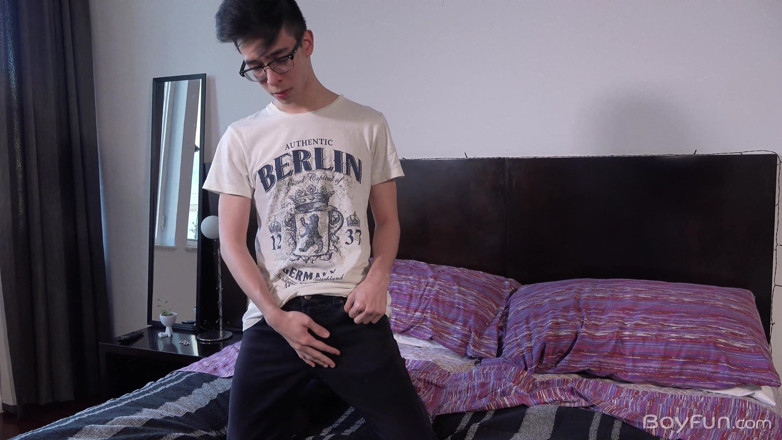 BoyFun Solo: Il nerd latino gay si masturba e mangia il suo...