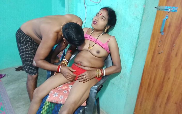 Sumitra-bhabi: El suegro hizo que su nuera se sentara en una...