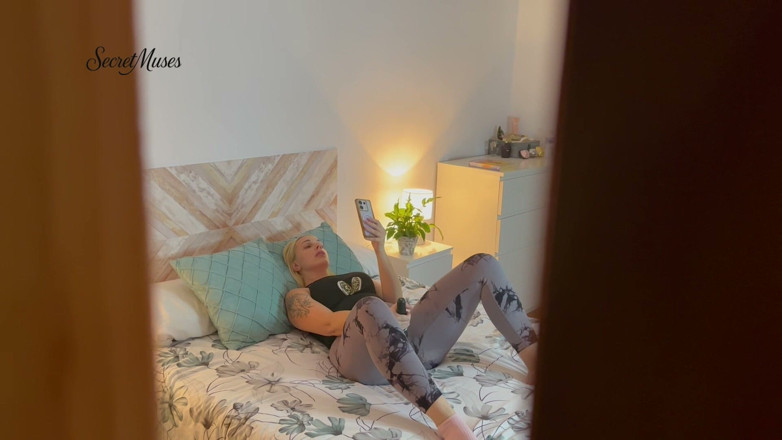 secretmuses: B025 - Min rumskompis fångar mig och leker med min fitta