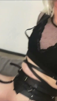Une trans se fait éjaculer sur le visage après s’être tapé un jouet