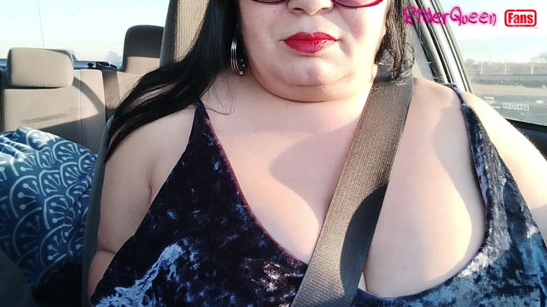 Riderqueen: Mature BBW MILF Traveling, Fans in Slow Motion