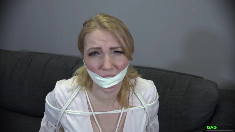 Gag Attack: Mila - cinta de microfoam amordazada