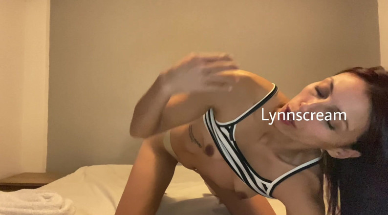 Lynn Scream: Sudut pandangan pertama: menghisap dildo saya gaya doggy