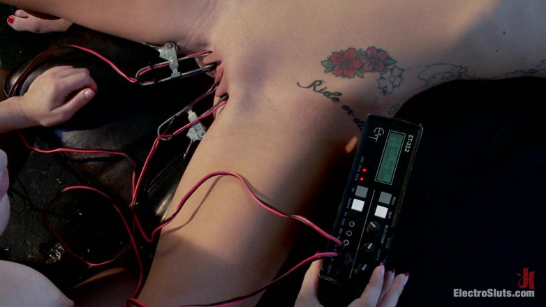 Electrosluts by Kink: Singurul scop al Maiei este să se închine