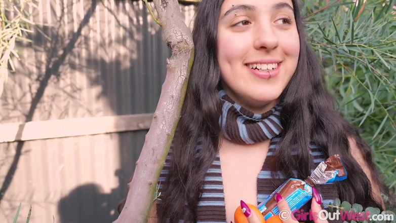 Girls Out West: Busty Piegowata dziewczyna palcami jej owłosionej cipki w ogrodzie