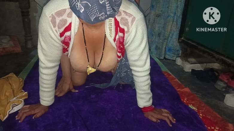 Kavita69: 이 새엄마는 배다른 아들과 침대를 공유하는 것을 항상 좋아하는 큰 엉덩이 밀프입니다.