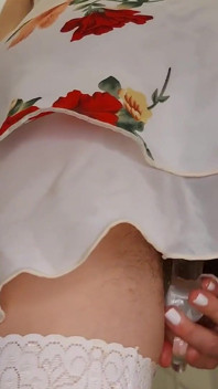 Esguichando tesão boceta peluda inserindo vibrador na vagina apertada e experimentando vários orgasmos Ginna