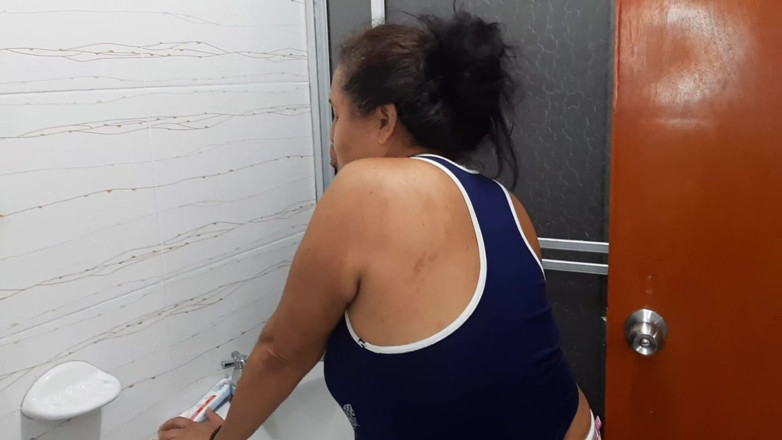 Javi: Saya menghisap pantat ibu tiri saya
