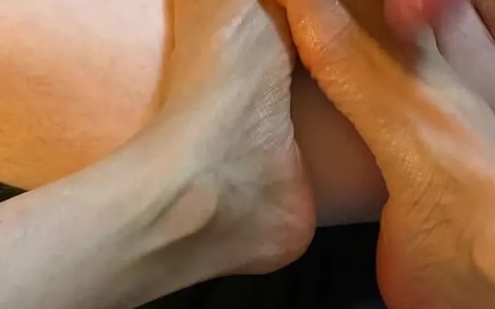 Naelor: Melove Giving Naelor a Foot Job with Her Sexy Feet...