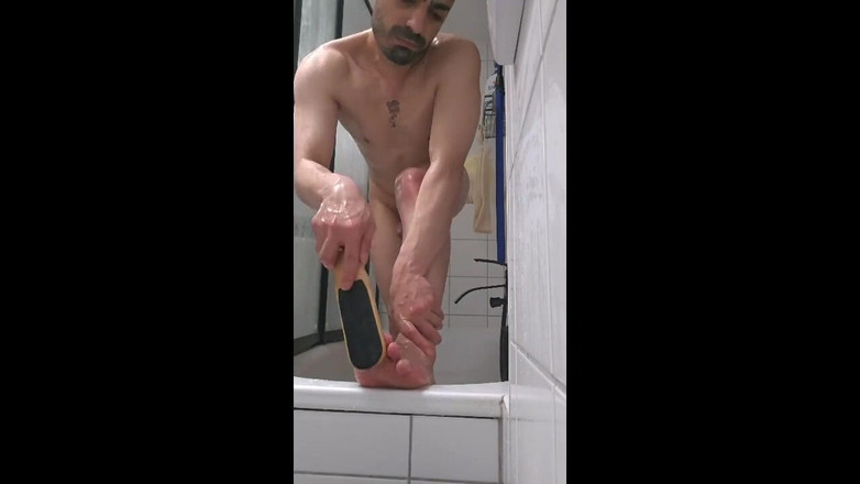 Daddy Femboy: Íránský femboy tajně v koupelně