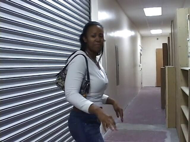 Wild Suckers: Loszka w dżinsach jest w toalecie i pociera swoją ogoloną...