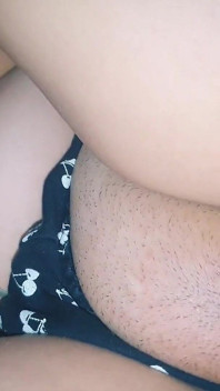 Istri rambut merah yang sensual lagi asik nyepong dan dudukin kontol sampai muncrat!