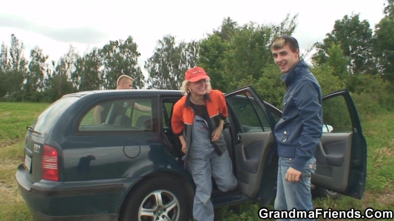 Grandma Friends: ทิปให้คนงานสถานี
