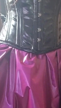 Transsexuală în rochie din pvc folosind un vibrator Xl de la johnthomastoys