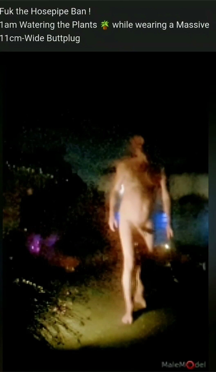 MaleModel: 01.00 uur naakt in de tuin en een buttplug