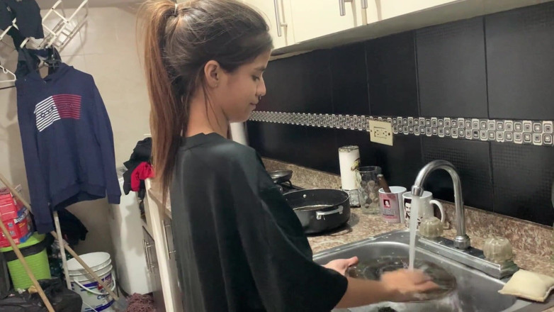 TUflacasex123: Sora mea vitregă mă tachinează de fiecare dată când suntem...