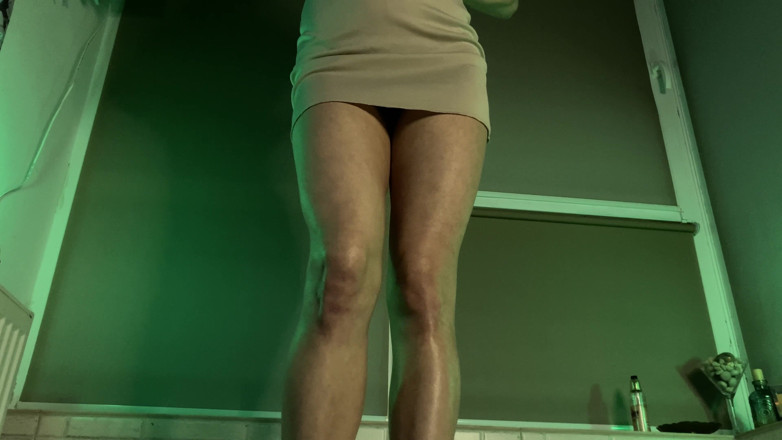 teentiabeanie: Minigonna e un po 'di olio in cam 1