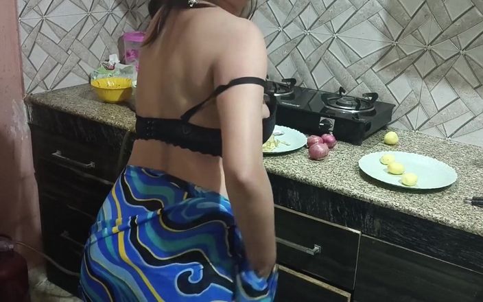 Saara Bhabhi: Bhabhi, ¿qué haces en la cocina? Quiero follarte, ¿me dejas follarte?