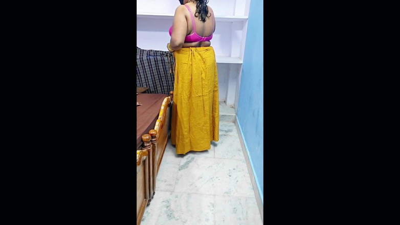 RoyToy: मेरी सास पोशाक बदल रही है, वह बहुत हॉट शरीर है जो मैं उससे मेरे साथ चुदाई करने का अनुरोध करता हूं