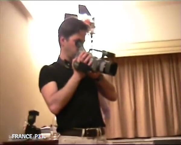 Rue Chaude: Stanno giocando una scena in una stanza d'albergo.