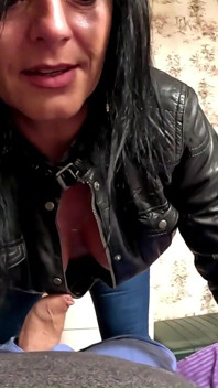 Sorpresa pov jeans senza cavallo. Cavalcata, doppio creampie e mangiata di sborra