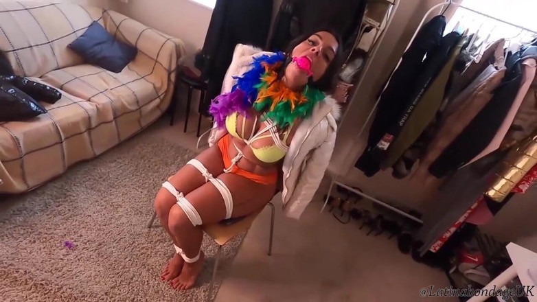 Latina Fetish: Femeie latino legată strâmt și cu căluș cu călușuri diferite! În timp...