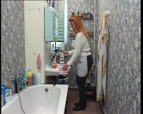 YOUR FIRST PORN: Tante Nina Wichst in Der Badewanne - Stepaunt Nina Jerks off...