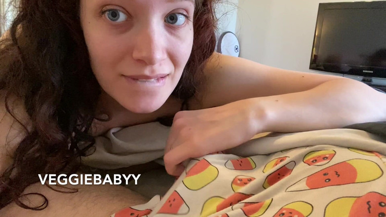 Veggiebabyy: Mavi gözlü kız erkek arkadaşını sakso ile uyandırıyor