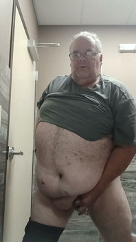 Masturbándose en un baño.