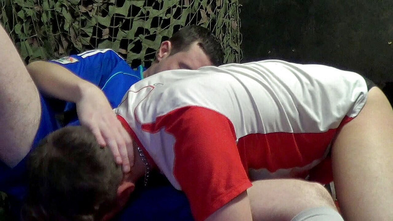 BAD BOYS FUCKERS FROM FRANCE: Dwóch badboys rucha się ostro w ckaroom fetysz ubrania