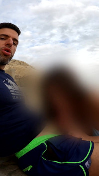 Büyük götlü İspanyol kızı herkesin içinde deniz manzaralı sikiyor