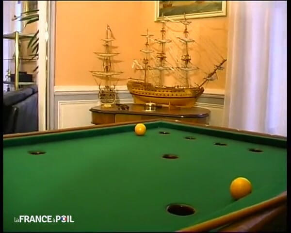 French Family Secrets: Permainan kolam yang lebih panas untuk pelajar dan guru kesusurannya.