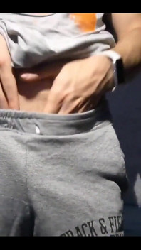 Chico joven con calcetines