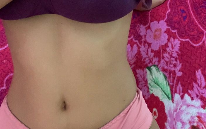 Komal sexy studio: Sadece ben ve kamera ama sana doğrudan bakıyormuş gibi hissediyorum