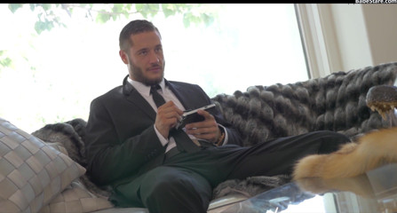 Babe Stare: 十代は、このグラマーストリップショーで彼女の剃毛猫を自慰行為します